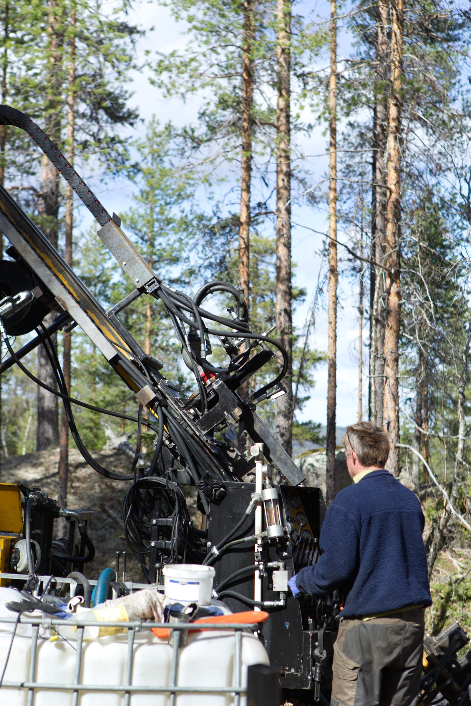 Drill rig in the field at Stortj&auml;rnhobben