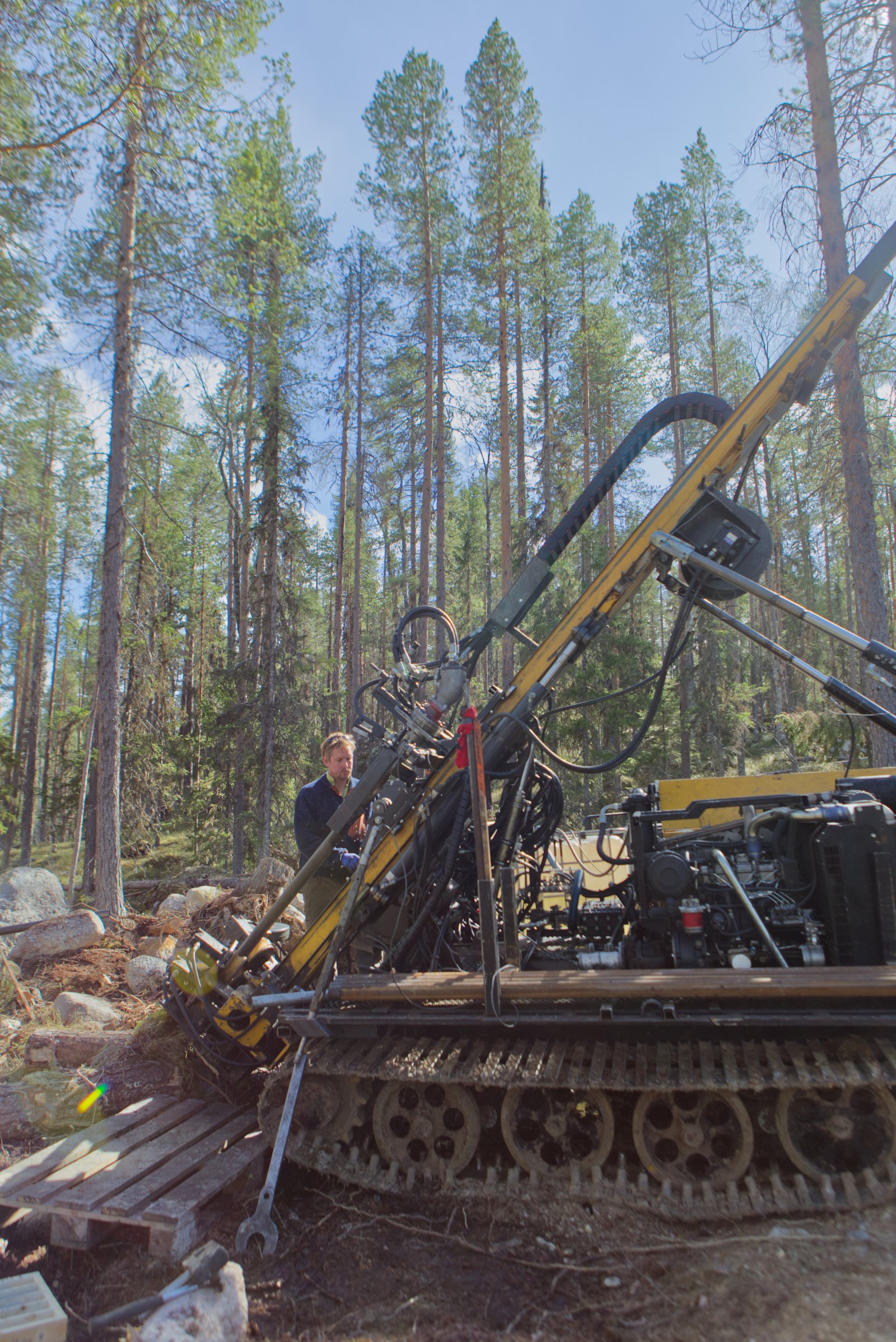 Drill rig with tracks